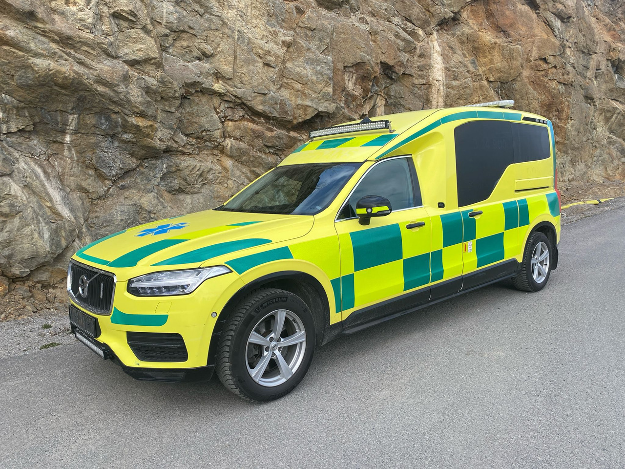 Volvo Nilsson XC90 D5 AWD - Ambulance / Krankenwagen / Швидка допомога - Амбулантно возило: слика 2 Volvo Nilsson XC90 D5 AWD - Ambulance / Krankenwagen / Швидка допомога - Амбулантно возило: слика 2