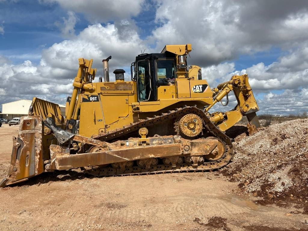 CAT D 9 T (CE Certified / New Undercarriage) - Булдожер: слика 2 CAT D 9 T (CE Certified / New Undercarriage) - Булдожер: слика 2