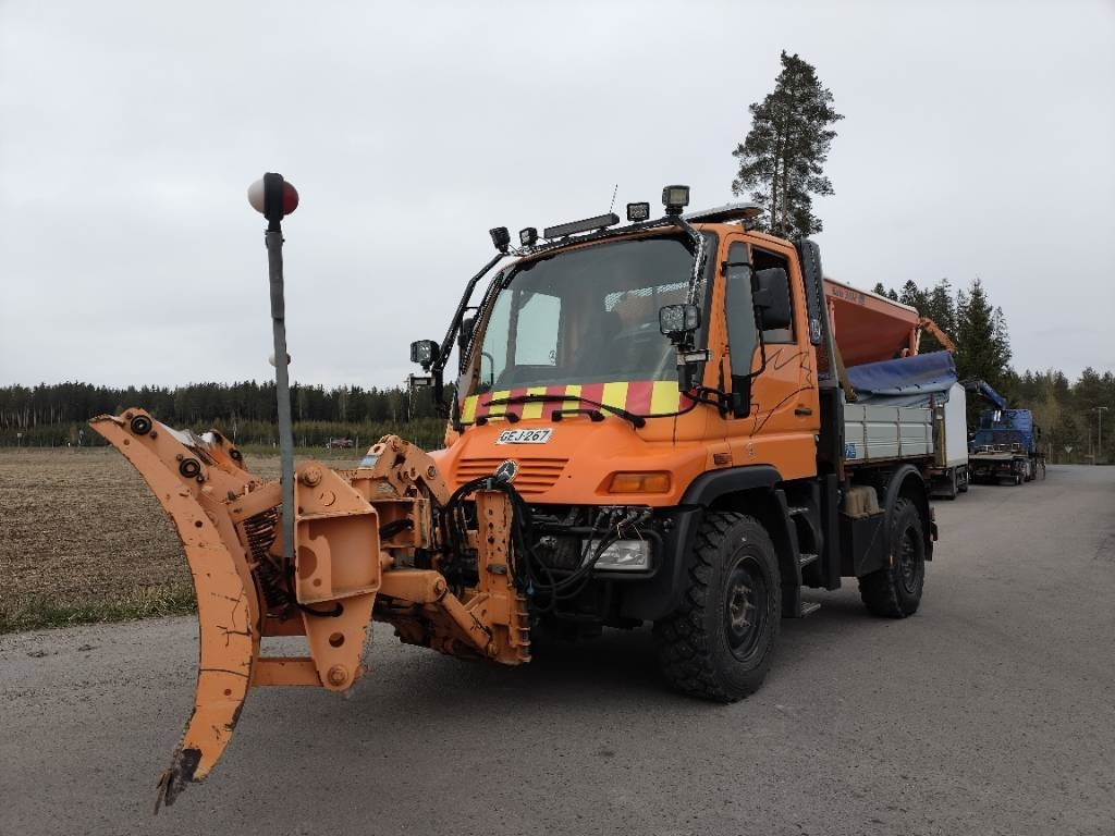 Mercedes-Benz Unimog ,hiekoitin,aura,kippilava - Машина за чистење снег: слика 1 Mercedes-Benz Unimog ,hiekoitin,aura,kippilava - Машина за чистење снег: слика 1