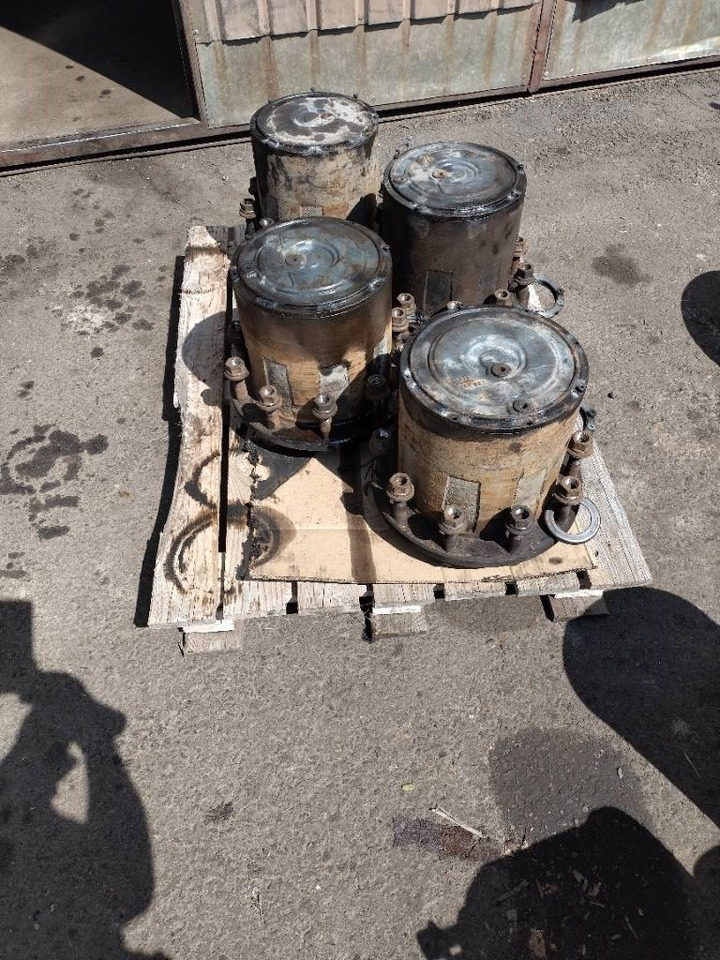 Sisu E,R ja Polar napoja - Оска и делови за Камион: слика 1 Sisu E,R ja Polar napoja - Оска и делови за Камион: слика 1