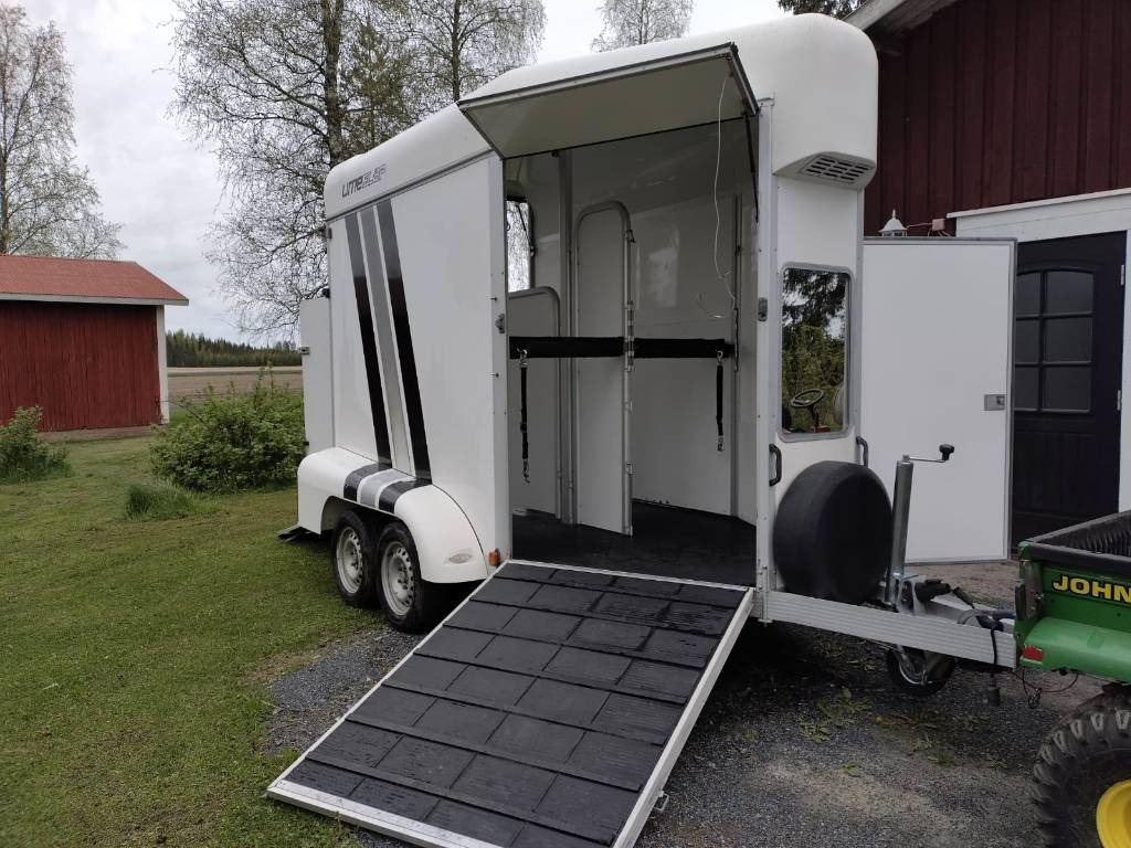 Umeå A45 Hevostraileri, etupurku - Приколка за добиток: слика 1 Umeå A45 Hevostraileri, etupurku - Приколка за добиток: слика 1