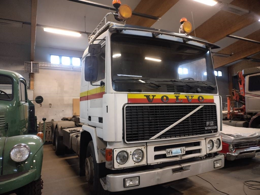 Volvo F12 6x2 ketjulaitteilla, Museointiin - Камион за подигање контејнери: слика 2 Volvo F12 6x2 ketjulaitteilla, Museointiin - Камион за подигање контејнери: слика 2
