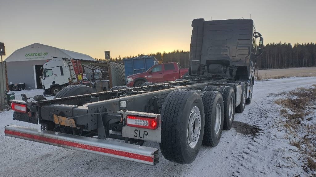 Volvo FH750 10*4 alusta,täysilmajouset - Камион со кабинска шасија: слика 3 Volvo FH750 10*4 alusta,täysilmajouset - Камион со кабинска шасија: слика 3