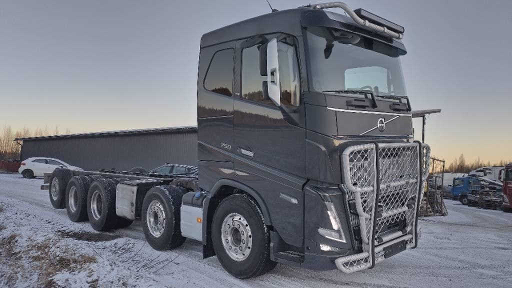 Volvo FH750 10*4 alusta,täysilmajouset - Камион со кабинска шасија: слика 2 Volvo FH750 10*4 alusta,täysilmajouset - Камион со кабинска шасија: слика 2