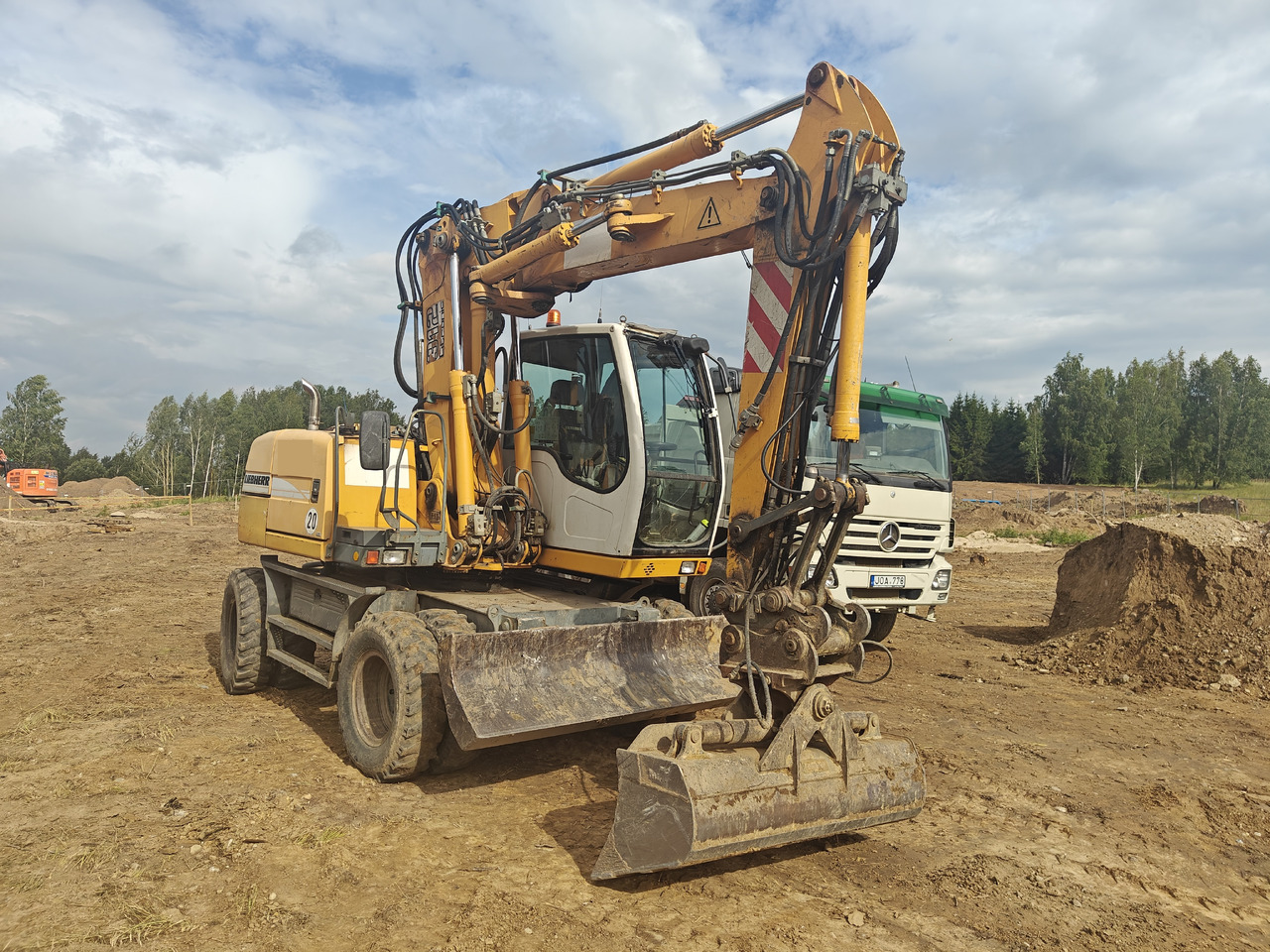 LIEBHERR A312 - Багер на тркала: слика 1 LIEBHERR A312 - Багер на тркала: слика 1