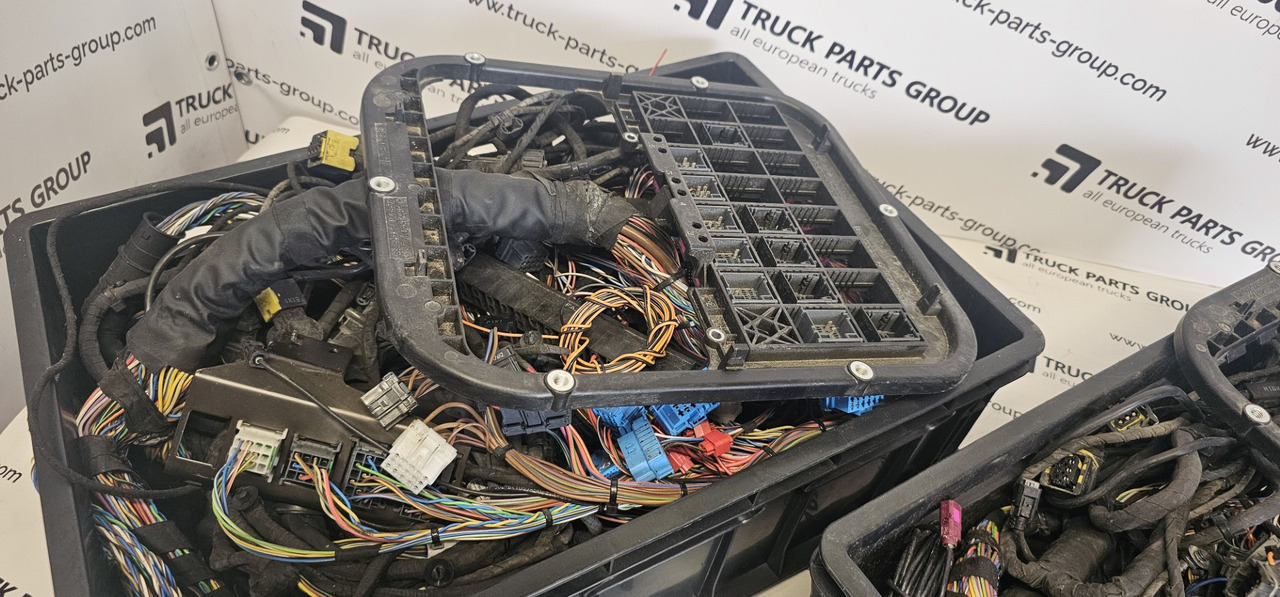 Mersedes-Benz Actros MP4 bumper wiring harness 0078013254, XVK82002234, 9615408113, 9615408013, 0064703824, 4711503933, XVK87000186, 9614400358, 4711503420, 4711504320, 4711509733, 0005401633, XVK8800 - Појас за кабел/ Жица за Камион: слика 3 Mersedes-Benz Actros MP4 bumper wiring harness 0078013254, XVK82002234, 9615408113, 9615408013, 0064703824, 4711503933, XVK87000186, 9614400358, 4711503420, 4711504320, 4711509733, 0005401633, XVK8800 - Појас за кабел/ Жица за Камион: слика 3