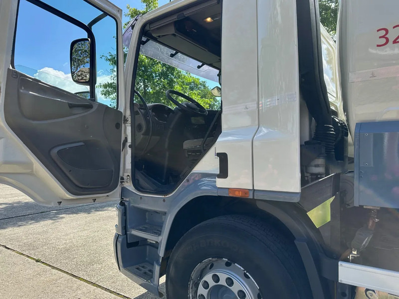 DAF CF 75.310 FAN / NL TRUCK / 6x2 / FUEL TANK 4 COMP. / 22 m3 / EURO5 / TOP CONDITION!! - Камион цистерна: слика 5 DAF CF 75.310 FAN / NL TRUCK / 6x2 / FUEL TANK 4 COMP. / 22 m3 / EURO5 / TOP CONDITION!! - Камион цистерна: слика 5