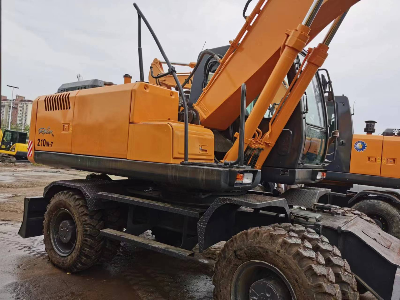 HYUNDAI 210W-7 - Багер на тркала: слика 1 HYUNDAI 210W-7 - Багер на тркала: слика 1