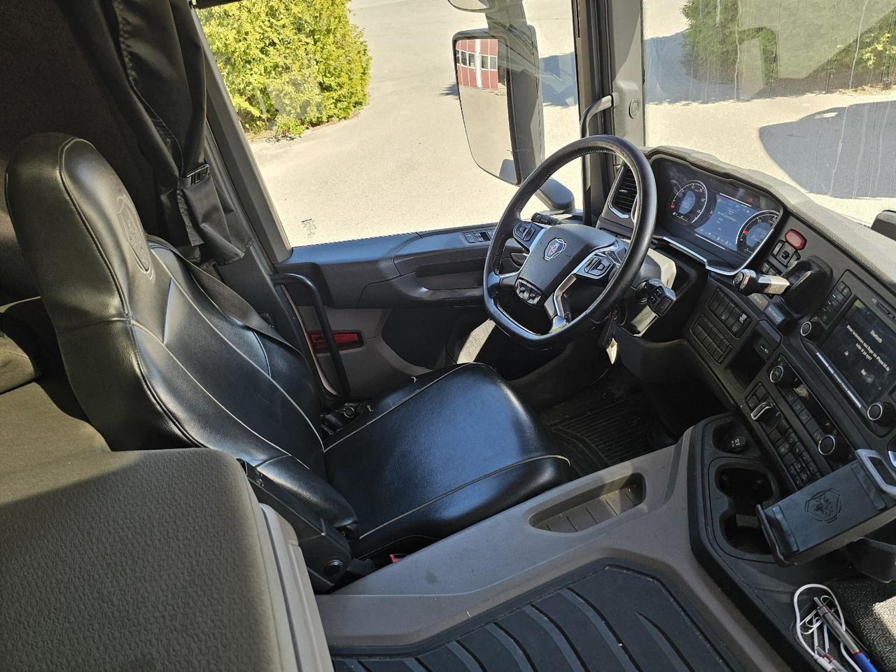 Камион со платформа, Камион со кран Scania P320: слика 21