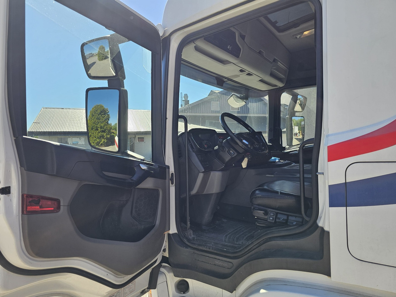Камион со платформа, Камион со кран Scania P320: слика 32