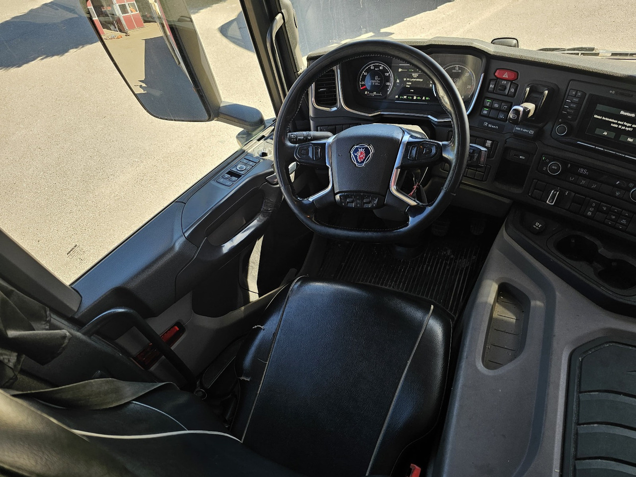 Камион со платформа, Камион со кран Scania P320: слика 24