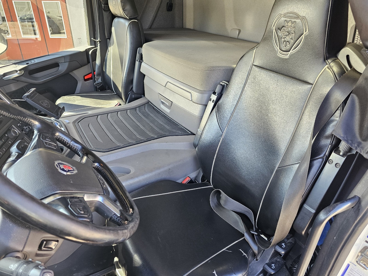 Камион со платформа, Камион со кран Scania P320: слика 37