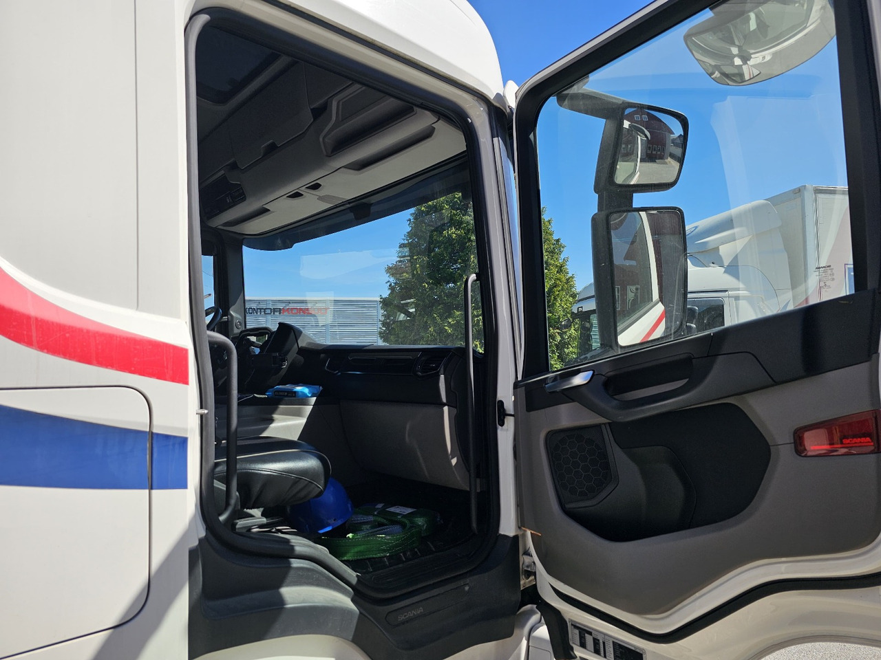 Камион со платформа, Камион со кран Scania P320: слика 14