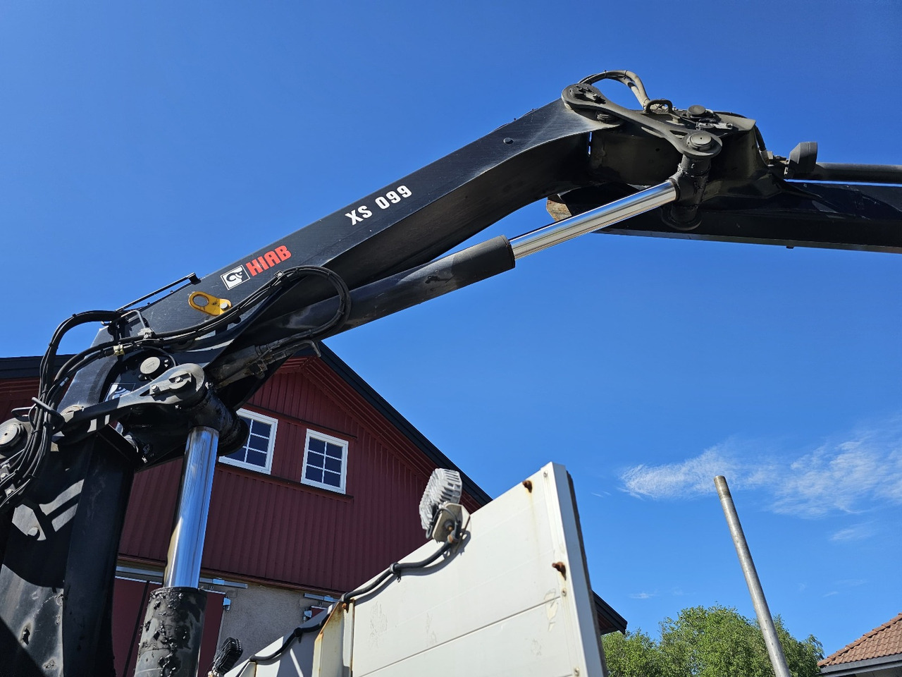 Камион со платформа, Камион со кран Scania P320: слика 34