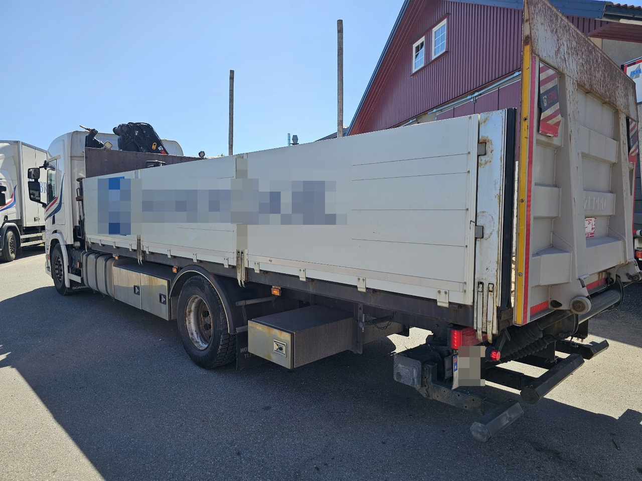 Камион со платформа, Камион со кран Scania P320: слика 6