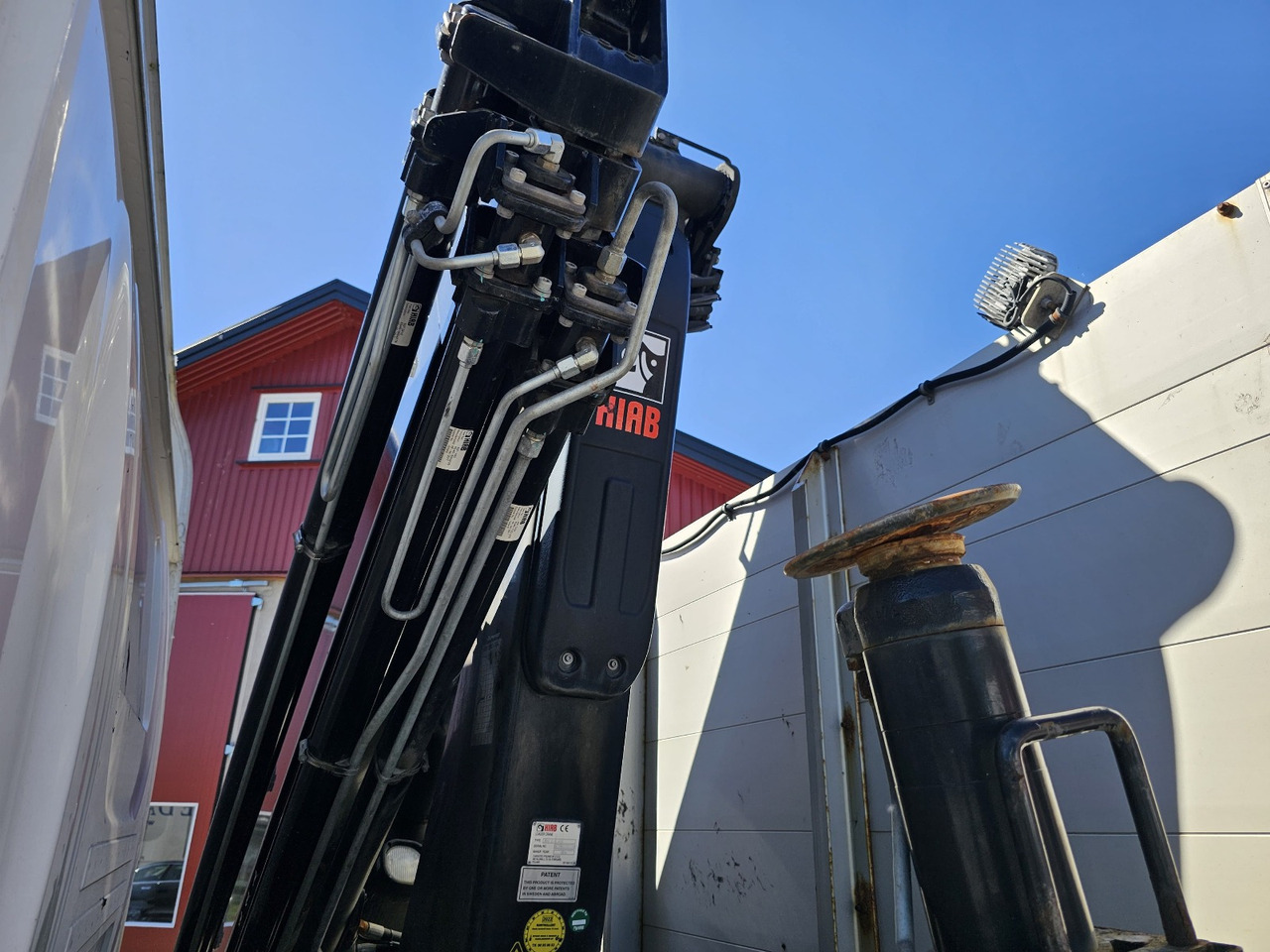 Камион со платформа, Камион со кран Scania P320: слика 26