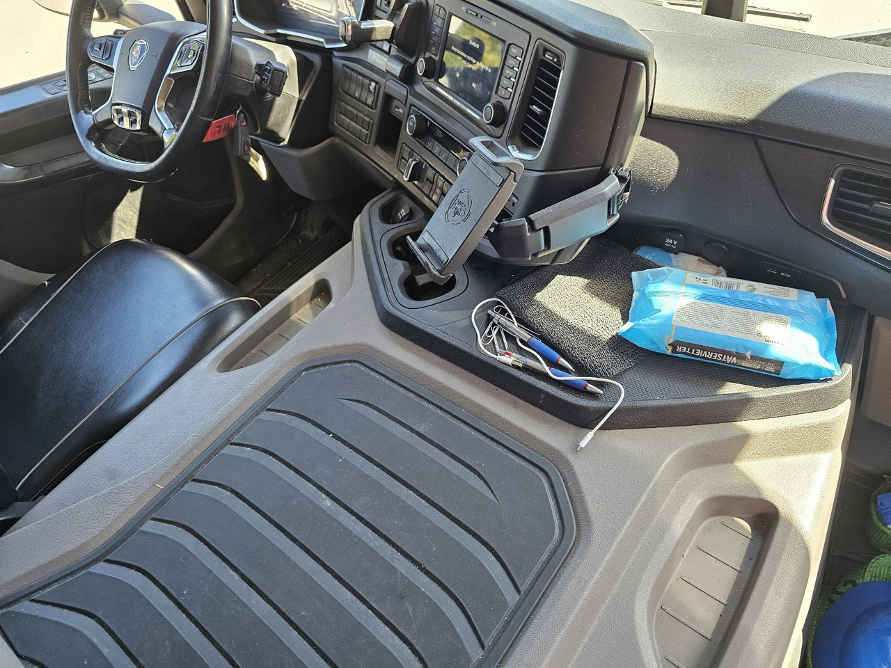 Камион со платформа, Камион со кран Scania P320: слика 19