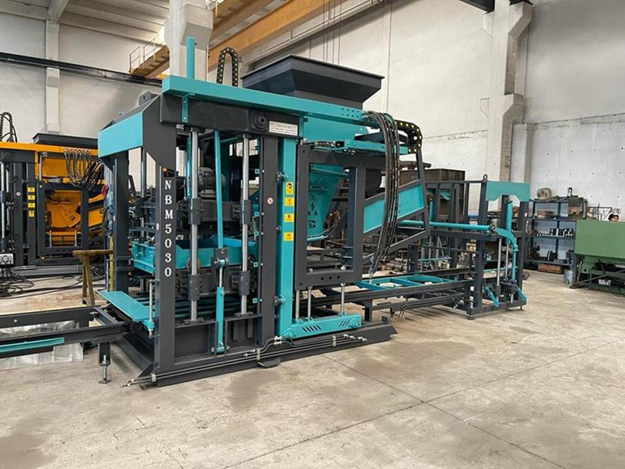 Constmach Machine de Fabrication de Blocs de Béton BS-20 Garantie de 2 ans - Машина за бетонски блокови: слика 1 Constmach Machine de Fabrication de Blocs de Béton BS-20 Garantie de 2 ans - Машина за бетонски блокови: слика 1