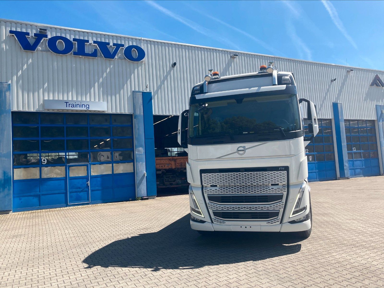 Volvo FH 6x2 R NLA Luftfederung - Камион со платформа, Камион со кран: слика 2 Volvo FH 6x2 R NLA Luftfederung - Камион со платформа, Камион со кран: слика 2