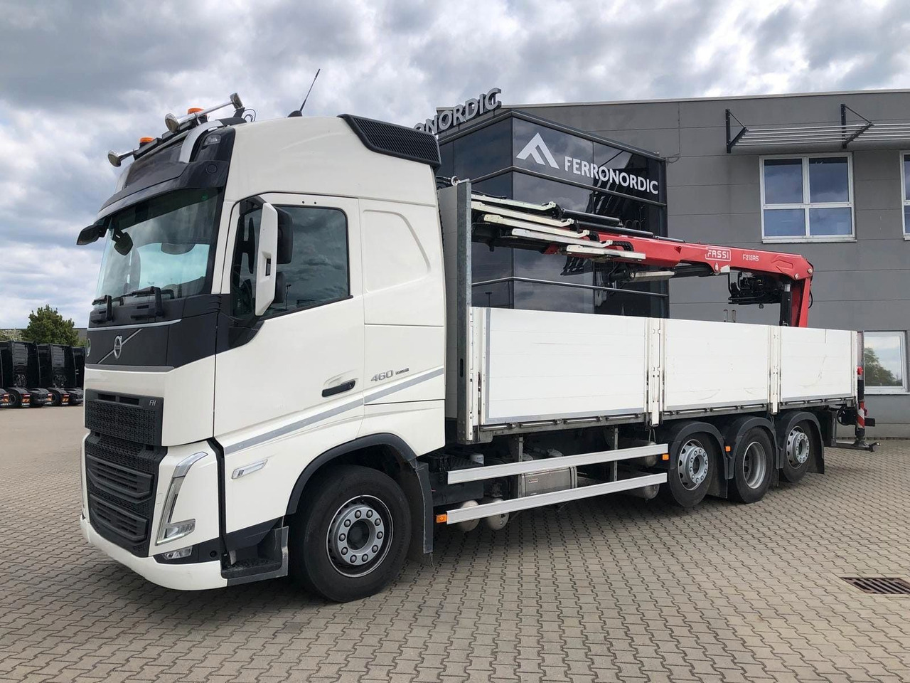 Volvo FH460 8x2 TRIDEM VLA&NLA gelenkt*FASSI F215AS.24 - Камион со кран: слика 4 Volvo FH460 8x2 TRIDEM VLA&NLA gelenkt*FASSI F215AS.24 - Камион со кран: слика 4