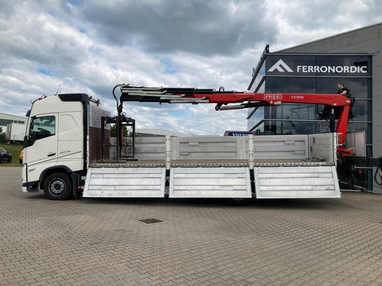 Volvo FH460 8x2 TRIDEM VLA&NLA gelenkt*FASSI F215AS.24 - Камион со кран: слика 3 Volvo FH460 8x2 TRIDEM VLA&NLA gelenkt*FASSI F215AS.24 - Камион со кран: слика 3