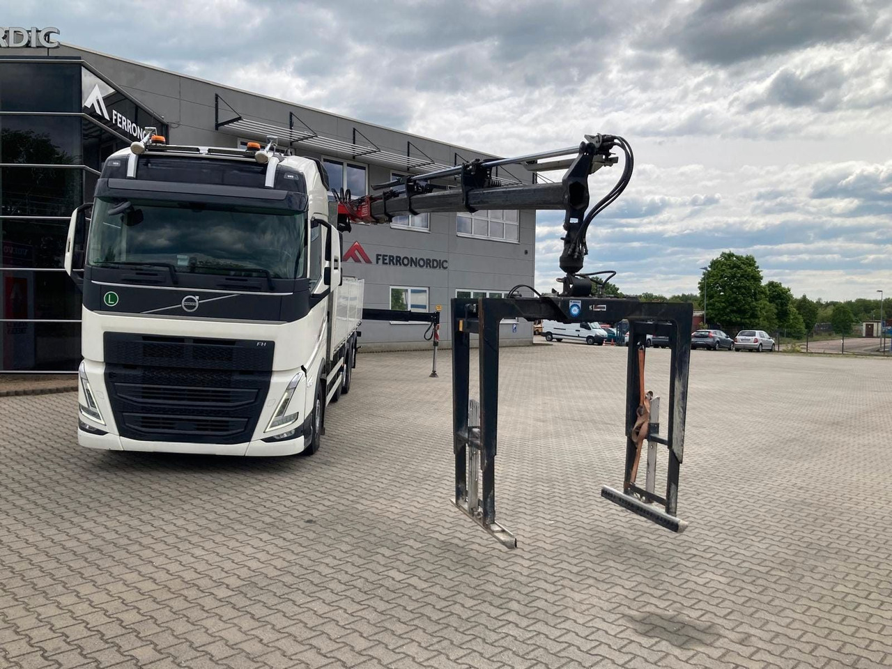 Volvo FH460 8x2 TRIDEM VLA&NLA gelenkt*FASSI F215AS.24 - Камион со кран: слика 5 Volvo FH460 8x2 TRIDEM VLA&NLA gelenkt*FASSI F215AS.24 - Камион со кран: слика 5