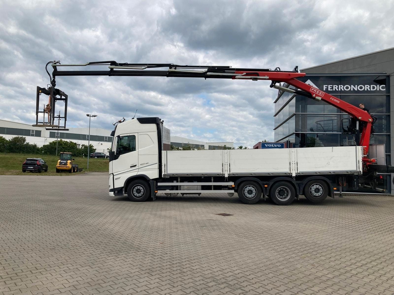 Volvo FH460 8x2 TRIDEM VLA&NLA gelenkt*FASSI F215AS.24 - Камион со кран: слика 1 Volvo FH460 8x2 TRIDEM VLA&NLA gelenkt*FASSI F215AS.24 - Камион со кран: слика 1