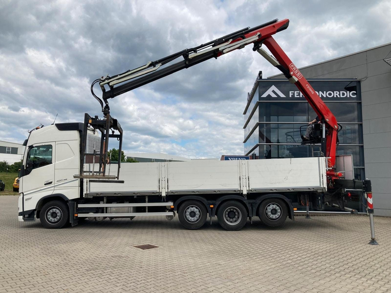 Volvo FH460 8x2 TRIDEM VLA&NLA gelenkt*FASSI F215AS.24 - Камион со кран: слика 4 Volvo FH460 8x2 TRIDEM VLA&NLA gelenkt*FASSI F215AS.24 - Камион со кран: слика 4