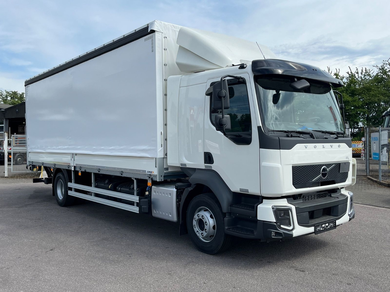 Volvo FL 14.245 Junge Schiebeplanenaufbau LBW - Камион со церада: слика 4 Volvo FL 14.245 Junge Schiebeplanenaufbau LBW - Камион со церада: слика 4