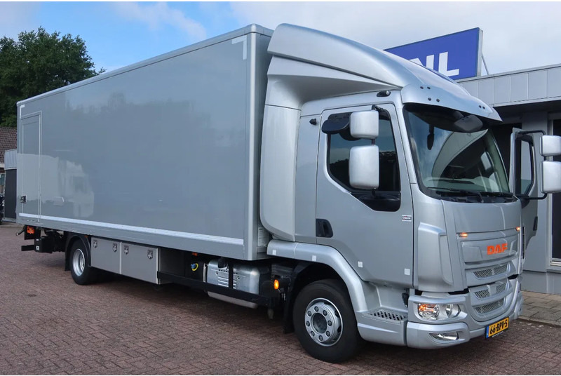 DAF LF 210 FA Zilver metallic bak + klep Dhollandia 1500 kg + rol stops, Comfort cabine. - Камион сандучар: слика 2 DAF LF 210 FA Zilver metallic bak + klep Dhollandia 1500 kg + rol stops, Comfort cabine. - Камион сандучар: слика 2