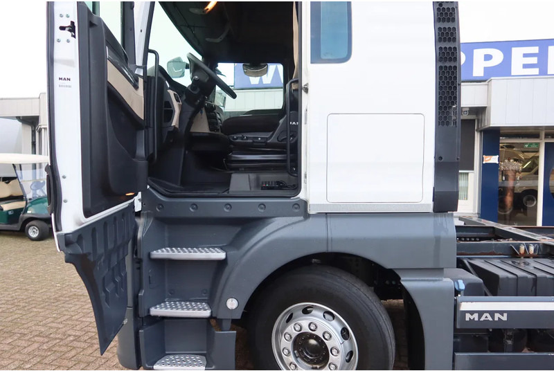 Камион со кабинска шасија MAN TGX 18 .340 4x2 Full air Chassis, twist locks: слика 11