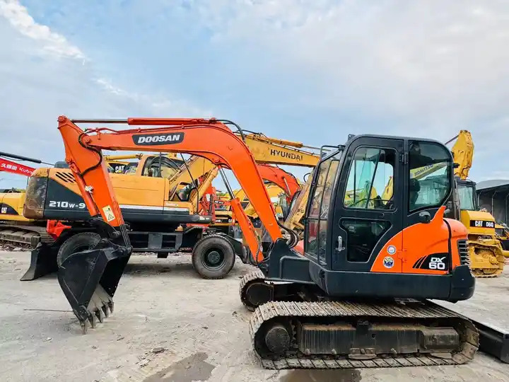 6t Small Excavator,Mini Excavating Machine Korea Doosan Used Excavators Doosan Dx60 For Sale In Shanghai - Багер гасеничар: слика 3 6t Small Excavator,Mini Excavating Machine Korea Doosan Used Excavators Doosan Dx60 For Sale In Shanghai - Багер гасеничар: слика 3