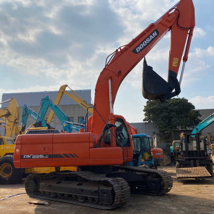 Best Selling DOOSAN excavator machine construction used machinery equipment dx225 DX60 DX70 DH60 DH220 used excavators in stock - Багер: слика 1 Best Selling DOOSAN excavator machine construction used machinery equipment dx225 DX60 DX70 DH60 DH220 used excavators in stock - Багер: слика 1