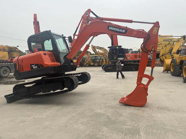 Nice Performance 6t Small Used Excavator,Original Korea Doosan Used Excavators Doosan Dx60 for Sale - Багер гасеничар: слика 3 Nice Performance 6t Small Used Excavator,Original Korea Doosan Used Excavators Doosan Dx60 for Sale - Багер гасеничар: слика 3