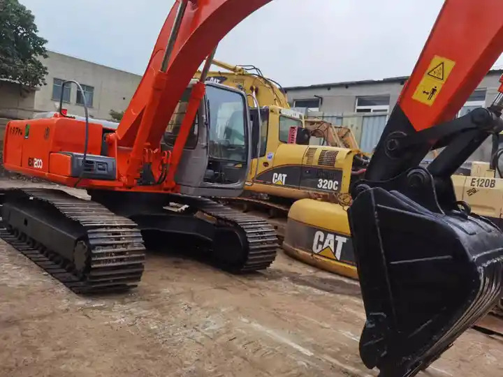 Popular Second Hand Hitachi Excavator Ex200 Used Hitachi Crawler Digger Original Made In Japan at Low Price For Sale - Багер гасеничар: слика 3 Popular Second Hand Hitachi Excavator Ex200 Used Hitachi Crawler Digger Original Made In Japan at Low Price For Sale - Багер гасеничар: слика 3