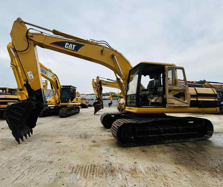 Super Good Condition Japanese Made Used Cat 320b 320bl Hydraulic Tracked Excavator At Favorable Price In Shanghai - Багер гасеничар: слика 1 Super Good Condition Japanese Made Used Cat 320b 320bl Hydraulic Tracked Excavator At Favorable Price In Shanghai - Багер гасеничар: слика 1