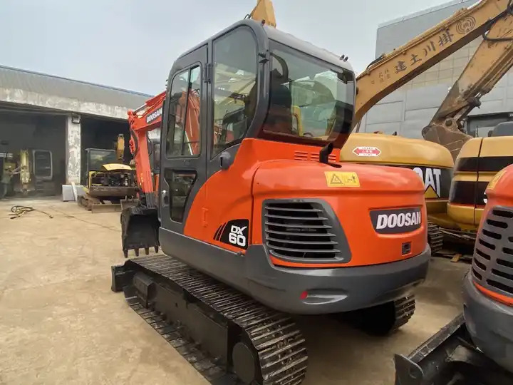 Used Doosan 6ton dx60 dx55 dx75 excavator made in Korea - Багер гасеничар: слика 5 Used Doosan 6ton dx60 dx55 dx75 excavator made in Korea - Багер гасеничар: слика 5