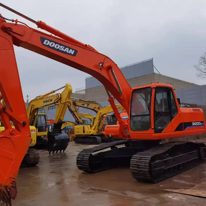 Used Doosan DH220-7 excavator on sale with manual engine made in Korea - Багер гасеничар: слика 1 Used Doosan DH220-7 excavator on sale with manual engine made in Korea - Багер гасеничар: слика 1