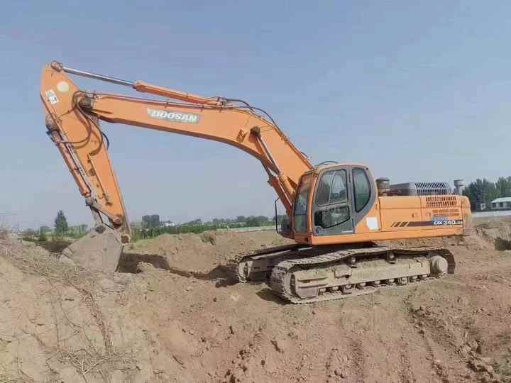Used Original Korea Doosan 34 Ton Excavator with Cheap Price and Good Condition DOOSAN Dx340LCA Dx225 Dx330 DX360for Sale - Багер: слика 2 Used Original Korea Doosan 34 Ton Excavator with Cheap Price and Good Condition DOOSAN Dx340LCA Dx225 Dx330 DX360for Sale - Багер: слика 2
