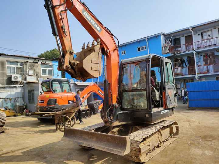 Used excavator doosan dx60 excavators machinery doosan dx60 dx80 dx75 dx225 dh60 dh60-7 excavator - Багер гасеничар: слика 2 Used excavator doosan dx60 excavators machinery doosan dx60 dx80 dx75 dx225 dh60 dh60-7 excavator - Багер гасеничар: слика 2