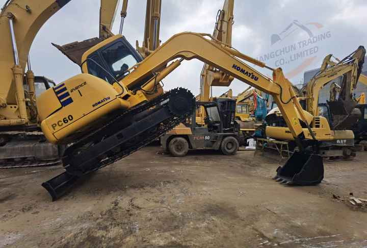 Used komatsu Pc60-7 Crawler Excavator 6 Ton Excavator In Shanghai China For Sale PC 60 60-7 PC60 PC78 excavator - Багер гасеничар: слика 2 Used komatsu Pc60-7 Crawler Excavator 6 Ton Excavator In Shanghai China For Sale PC 60 60-7 PC60 PC78 excavator - Багер гасеничар: слика 2