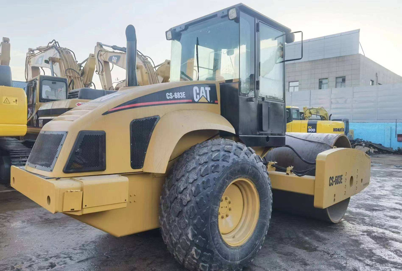 Used Road making machine CAT CS 683E roller - Ваљак за пат: слика 3 Used Road making machine CAT CS 683E roller - Ваљак за пат: слика 3