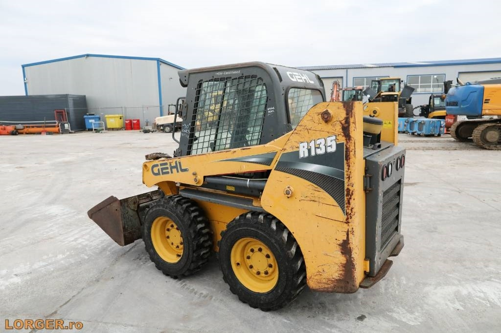 Gehl R 135 - Компактен натоварувач: слика 2 Gehl R 135 - Компактен натоварувач: слика 2