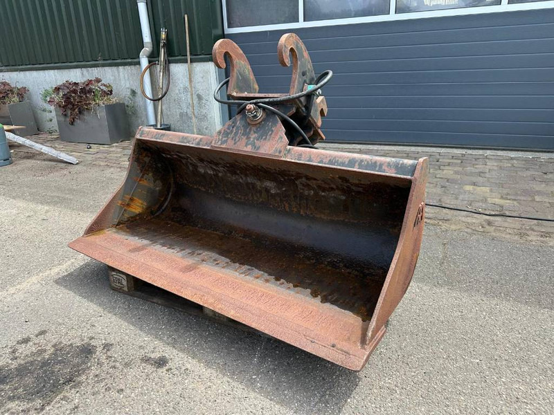 Pladdet CW10 tilt bucket / schwenklöffel / kantelbak - Корпа за Градежна машина: слика 1 Pladdet CW10 tilt bucket / schwenklöffel / kantelbak - Корпа за Градежна машина: слика 1