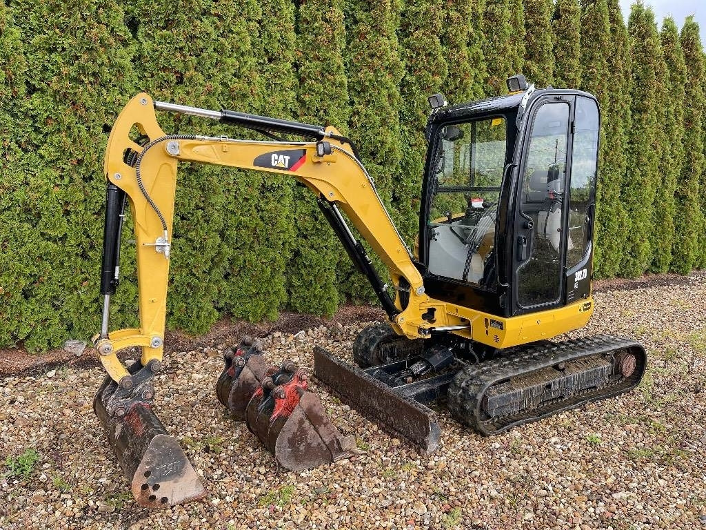 CAT 302.7D CR - Мини багер: слика 1 CAT 302.7D CR - Мини багер: слика 1