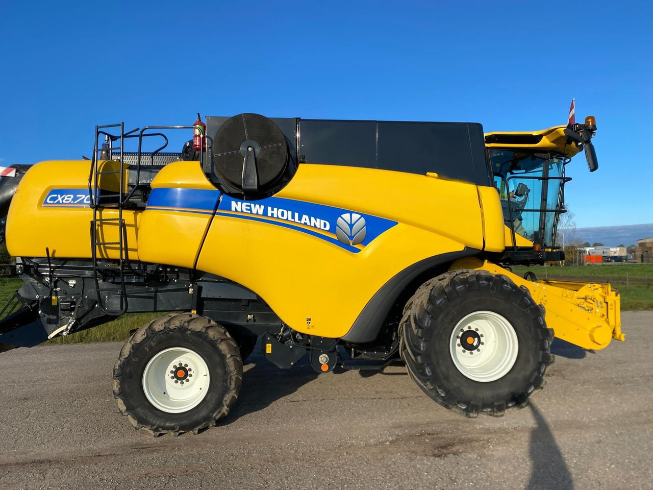 NEW HOLLAND CX8.70 - Машина за жнеење: слика 4 NEW HOLLAND CX8.70 - Машина за жнеење: слика 4