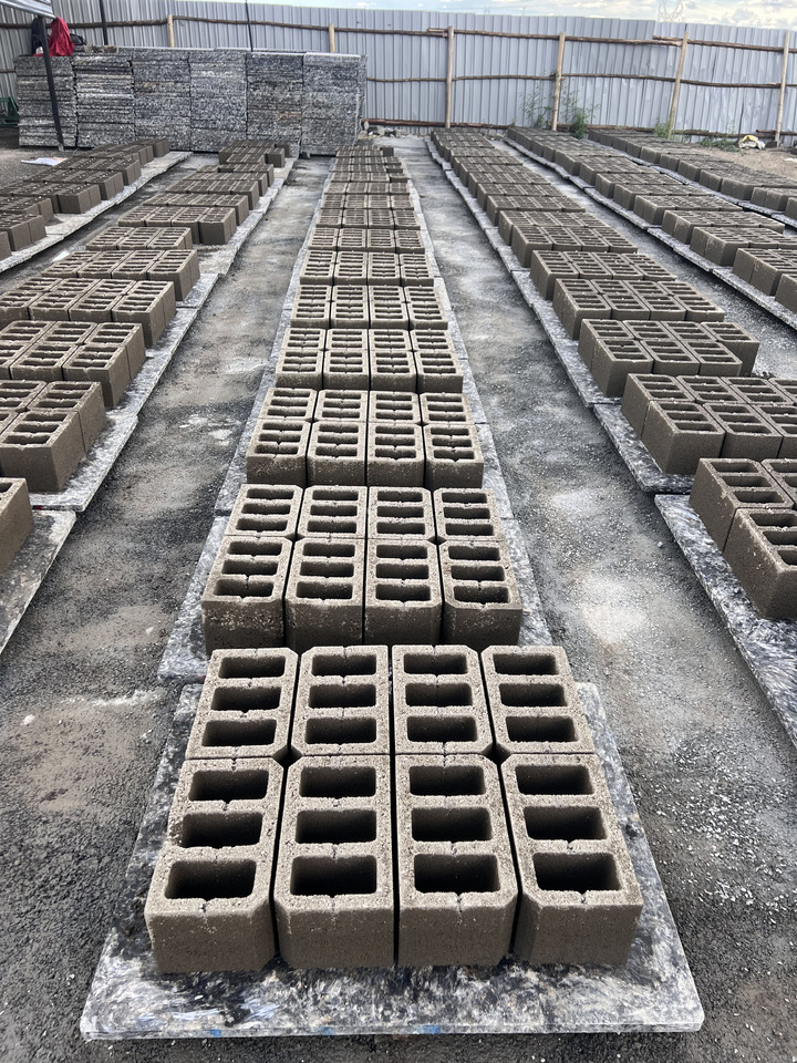 Машина за бетонски блокови PRS-1000 Semi-Automatic Block Making Machine: слика 9