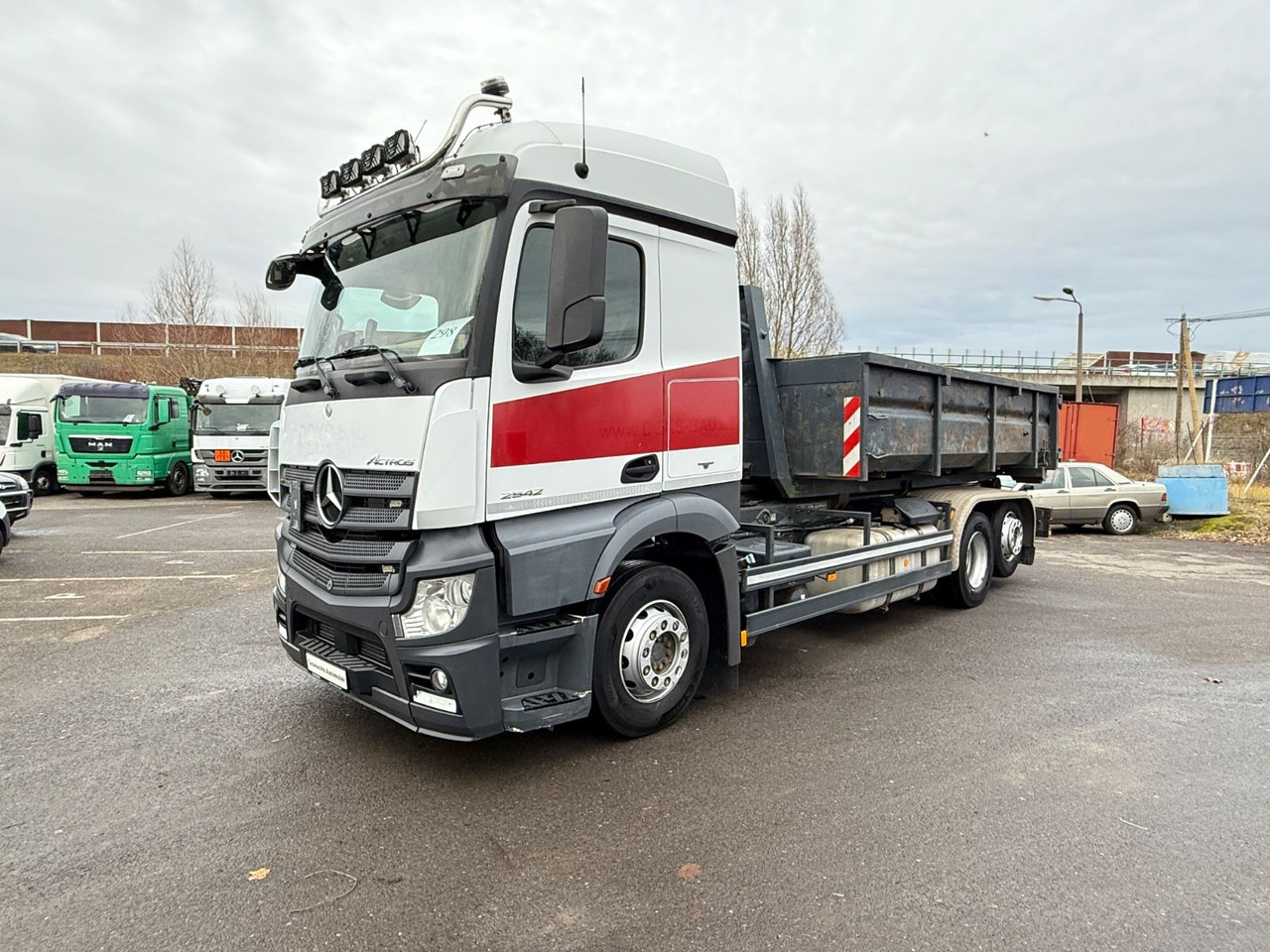 Mercedes-Benz Actros 2542 Abrollkipper mit Container - Камион со кука за подигање: слика 3 Mercedes-Benz Actros 2542 Abrollkipper mit Container - Камион со кука за подигање: слика 3