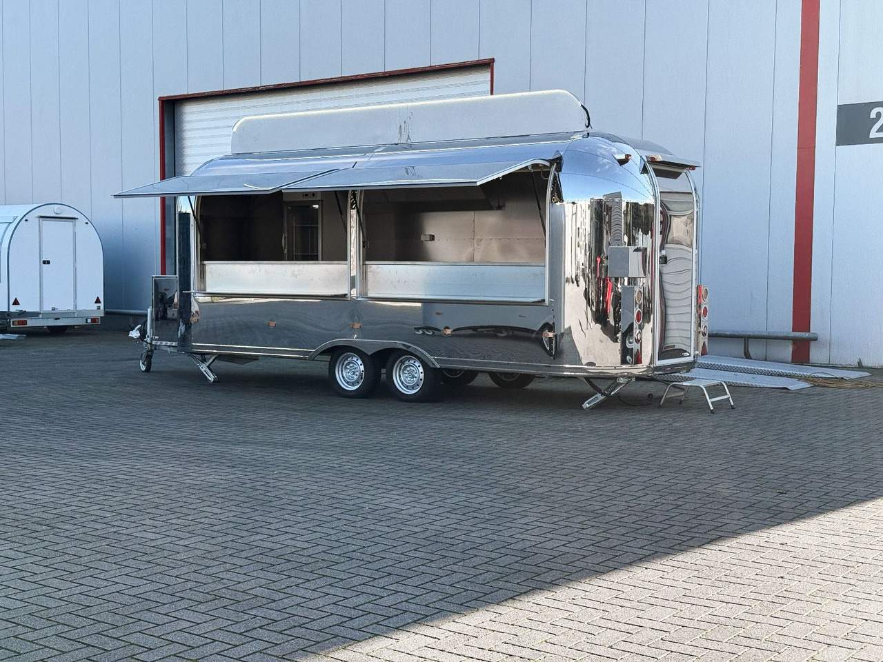Esselmann Delistar Foodtruck 6000 ähn. Airstream - Приколка за продажба на добра: слика 2 Esselmann Delistar Foodtruck 6000 ähn. Airstream - Приколка за продажба на добра: слика 2