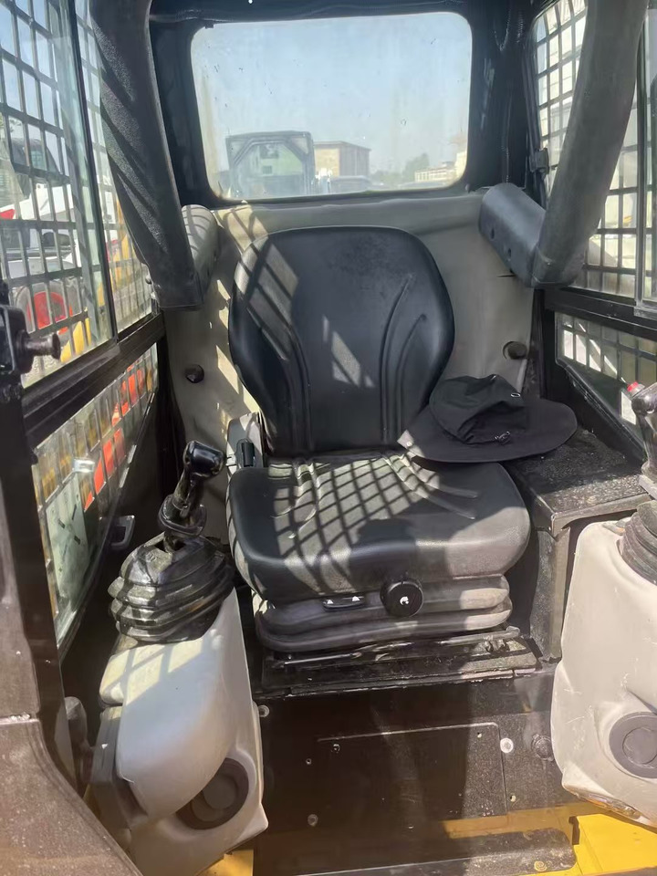 CAT 226B3 - Компактен натоварувач: слика 4 CAT 226B3 - Компактен натоварувач: слика 4